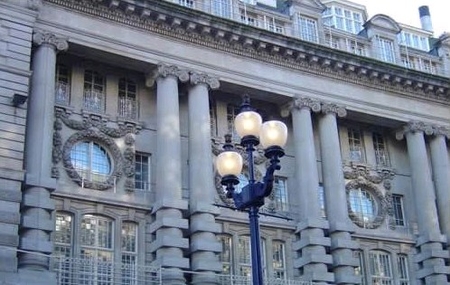 倫敦時(shí)裝學(xué)院學(xué)費(fèi)一年多少？